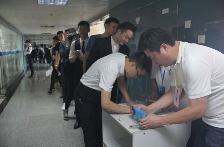 深圳調(diào)酒師職業(yè)技能初賽選手簽到進場