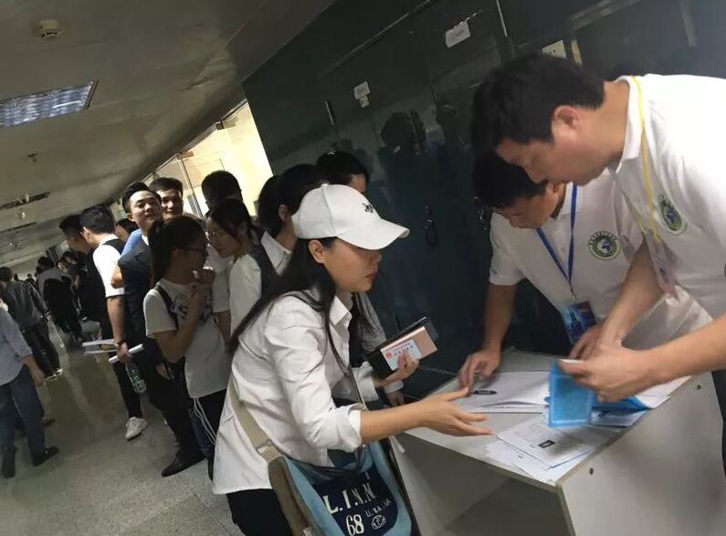 深圳調(diào)酒師職業(yè)技能初賽選手簽到進場