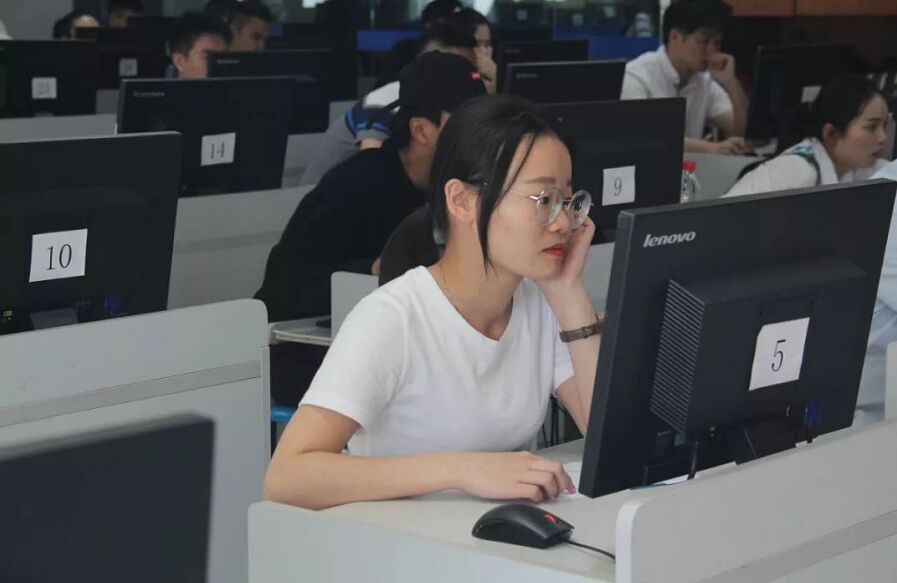 深圳調(diào)酒師職業(yè)技能初賽現(xiàn)場考生風(fēng)采